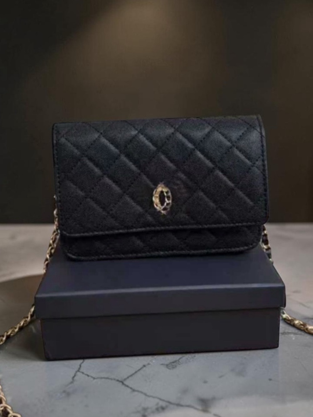 Black Wallet on Chain - Picture 2 of 11